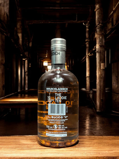 Bruichladdich The Laddie Ten Whiskyflasche mit charakteristischem türkisfarbenem Design, ein 10-jähriger Single Malt Scotch Whisky aus Schottland, bekannt für seine weiche Textur, fruchtigen Aromen und handwerkliche Herstellung, präsentiert vor einem schlichten Hintergrund zur Betonung des einzigartigen Flaschendesigns.