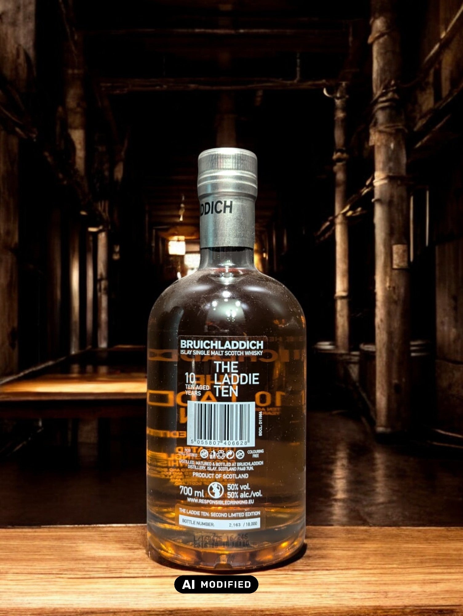 Bruichladdich The Laddie Ten Whiskyflasche mit charakteristischem türkisfarbenem Design, ein 10-jähriger Single Malt Scotch Whisky aus Schottland, bekannt für seine weiche Textur, fruchtigen Aromen und handwerkliche Herstellung, präsentiert vor einem schlichten Hintergrund zur Betonung des einzigartigen Flaschendesigns.