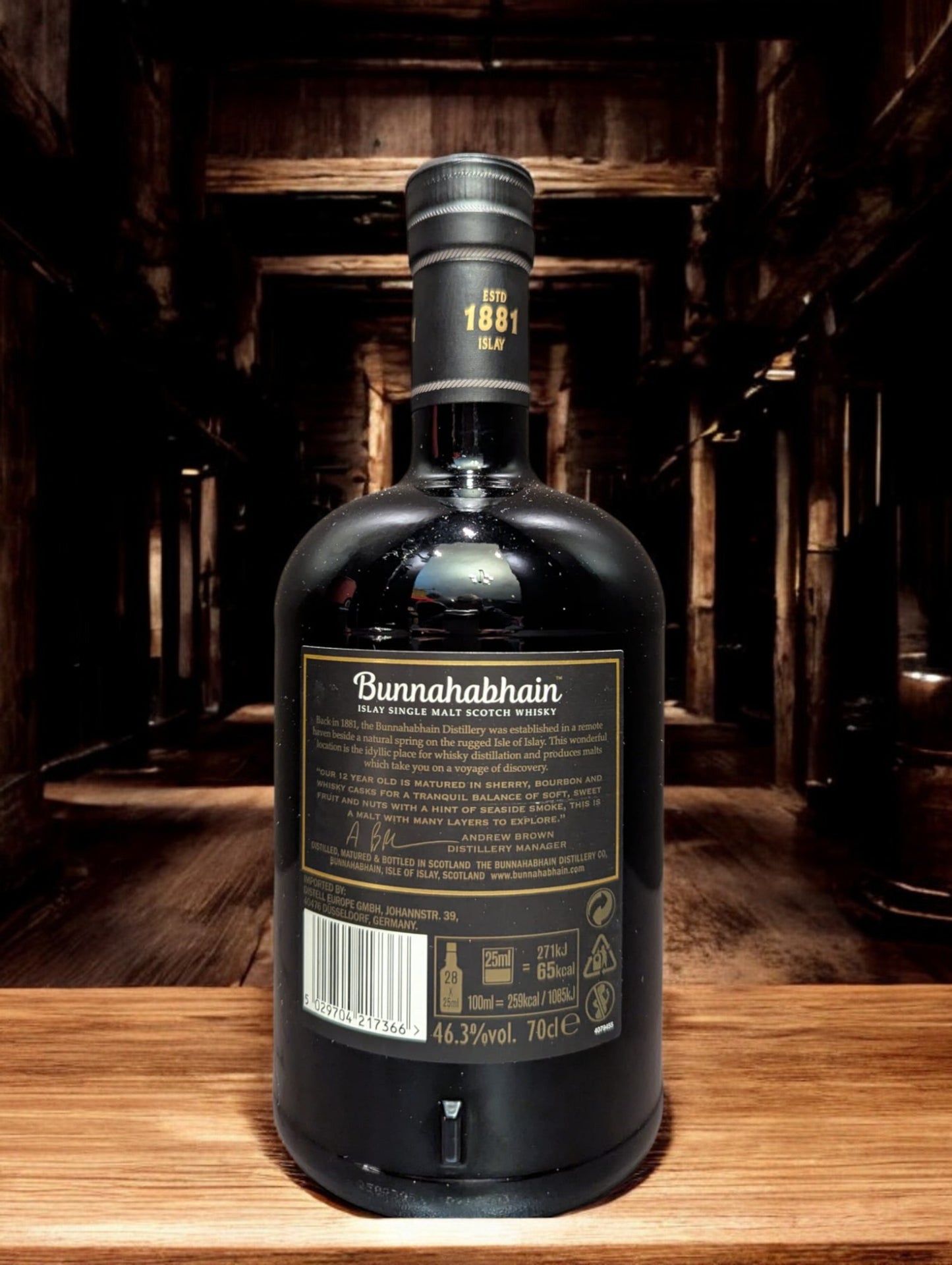 Flasche Bunnahabhain 12 Jahre Single Malt Scotch Whisky, präsentiert vor einem dunklen Hintergrund, die das sanfte Bernstein des Whiskys hervorhebt und das traditionelle, maritime Design des Etiketts mit den charakteristischen maritimen Elementen und der klaren Schrift akzentuiert.