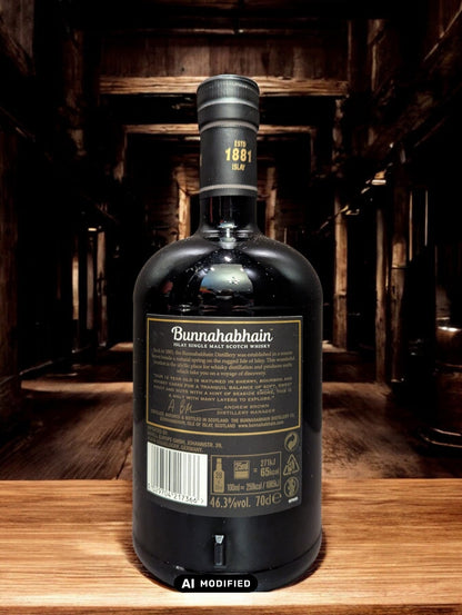 Flasche Bunnahabhain 12 Jahre Single Malt Scotch Whisky, präsentiert vor einem dunklen Hintergrund, die das sanfte Bernstein des Whiskys hervorhebt und das traditionelle, maritime Design des Etiketts mit den charakteristischen maritimen Elementen und der klaren Schrift akzentuiert.