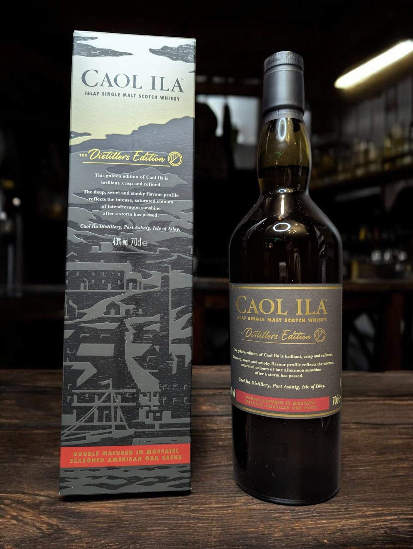 Flasche Caol Ila Distillers Edition 2022 Single Malt Whisky auf einer Bar mit Verpackung