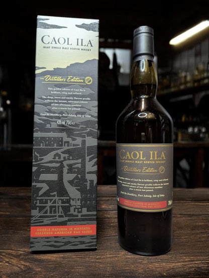 Flasche Caol Ila Distillers Edition 2022 Single Malt Whisky auf einer Bar mit Verpackung