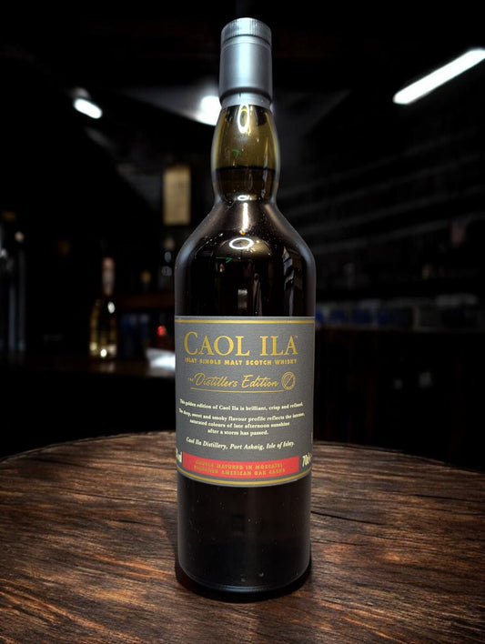 Flasche Caol Ila Distillers Edition 2022 Single Malt Whisky auf einer Bar