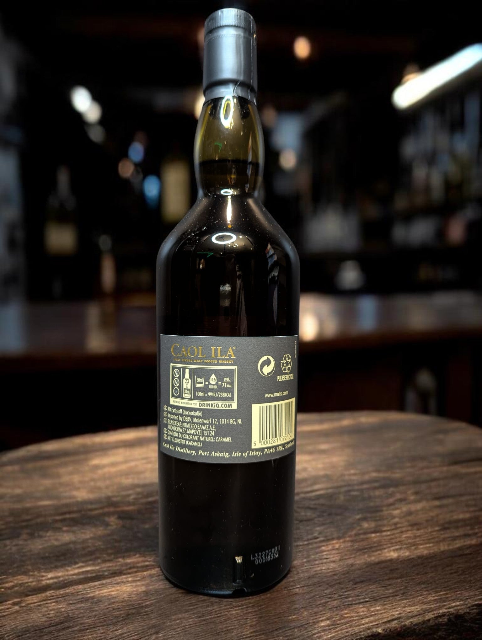 Flasche Caol Ila Distillers Edition 2022 Single Malt Whisky auf einer Bar