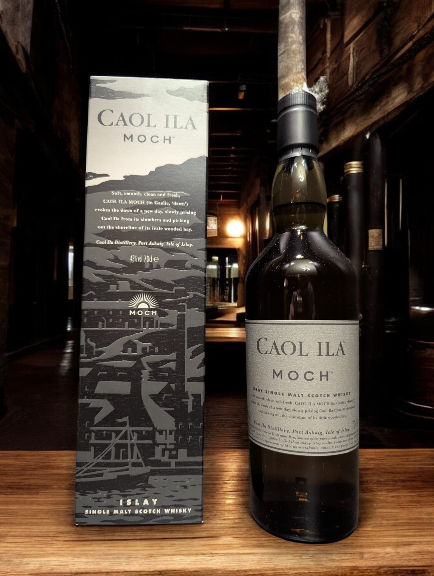 
Eine Flasche Caol Ila Moch Whisky in einer hellen, modernen Destilleriehalle mit großen Fenstern, die den Blick auf eine neblige Küstenlandschaft freigeben. Die schlanke, klare Flasche mit dem minimalistischen Etikett spiegelt die frische und leichte Charakteristik des Whiskys wider, während das maritime Ambiente die Verbindung zur schottischen Insel Islay unterstreicht.