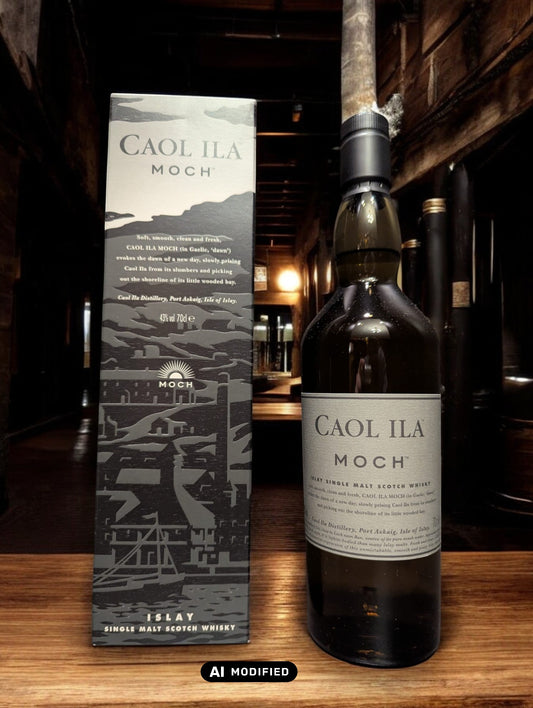 Eine Flasche Caol Ila Moch Whisky in einer hellen, modernen Destilleriehalle mit großen Fenstern, die den Blick auf eine neblige Küstenlandschaft freigeben. Die schlanke, klare Flasche mit dem minimalistischen Etikett spiegelt die frische und leichte Charakteristik des Whiskys wider, während das maritime Ambiente die Verbindung zur schottischen Insel Islay unterstreicht.