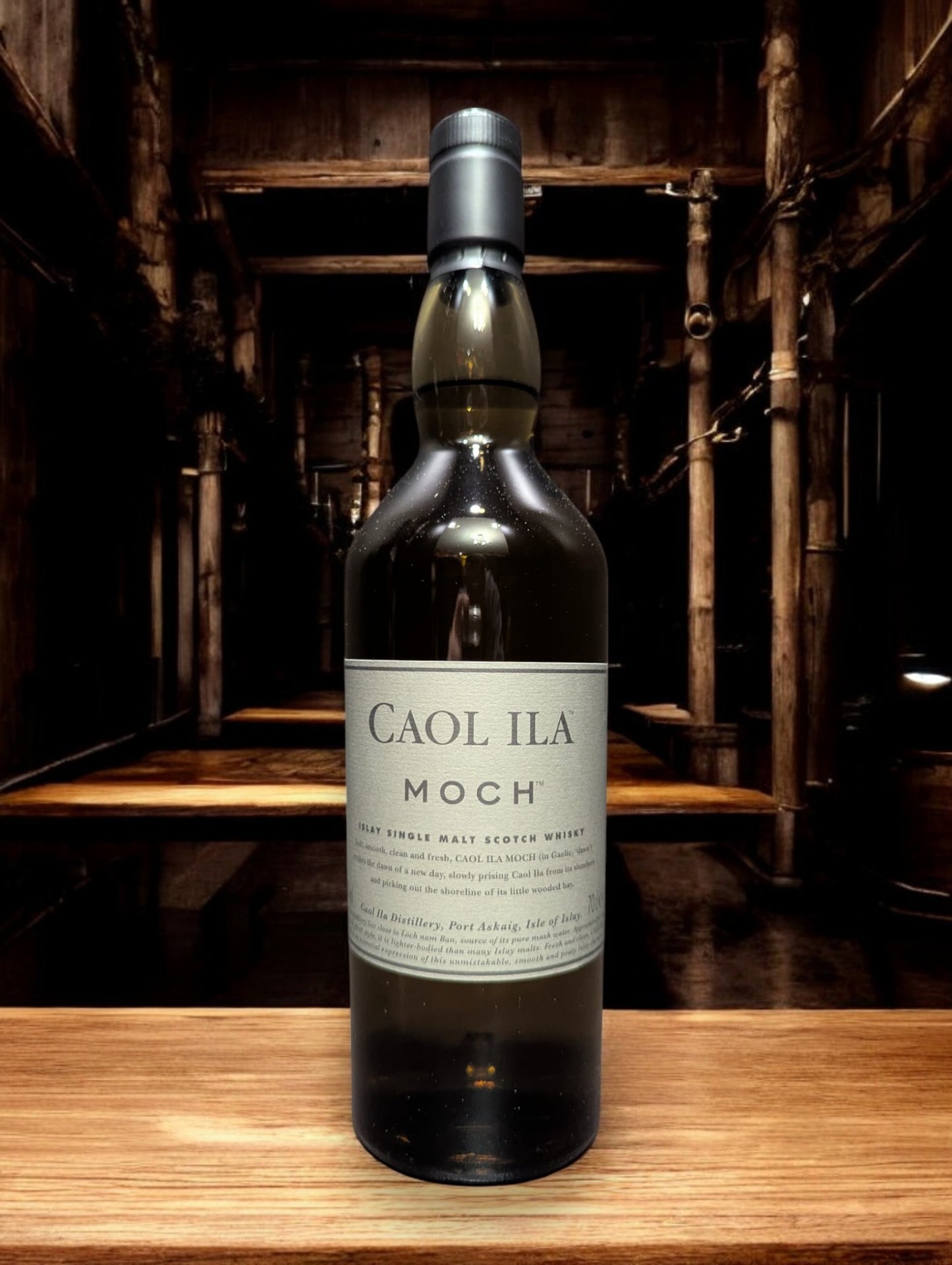 
Eine Flasche Caol Ila Moch Whisky in einer hellen, modernen Destilleriehalle mit großen Fenstern, die den Blick auf eine neblige Küstenlandschaft freigeben. Die schlanke, klare Flasche mit dem minimalistischen Etikett spiegelt die frische und leichte Charakteristik des Whiskys wider, während das maritime Ambiente die Verbindung zur schottischen Insel Islay unterstreicht.