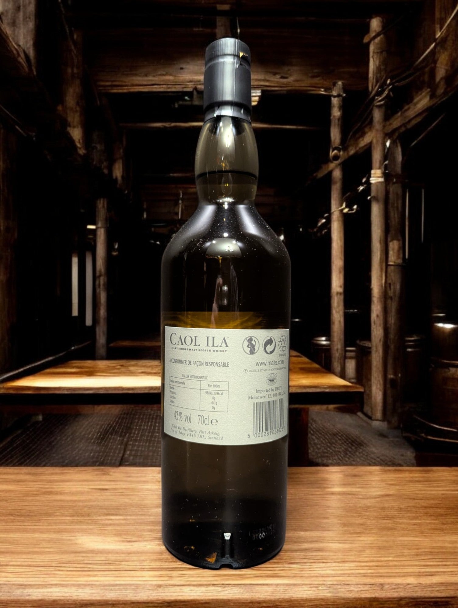 
Eine Flasche Caol Ila Moch Whisky in einer hellen, modernen Destilleriehalle mit großen Fenstern, die den Blick auf eine neblige Küstenlandschaft freigeben. Die schlanke, klare Flasche mit dem minimalistischen Etikett spiegelt die frische und leichte Charakteristik des Whiskys wider, während das maritime Ambiente die Verbindung zur schottischen Insel Islay unterstreicht.