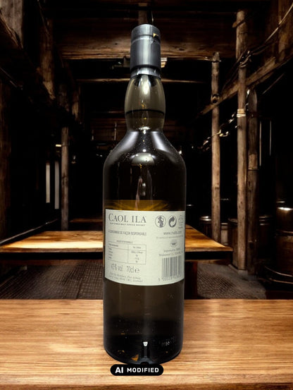 Eine Flasche Caol Ila Moch Whisky in einer hellen, modernen Destilleriehalle mit großen Fenstern, die den Blick auf eine neblige Küstenlandschaft freigeben. Die schlanke, klare Flasche mit dem minimalistischen Etikett spiegelt die frische und leichte Charakteristik des Whiskys wider, während das maritime Ambiente die Verbindung zur schottischen Insel Islay unterstreicht.