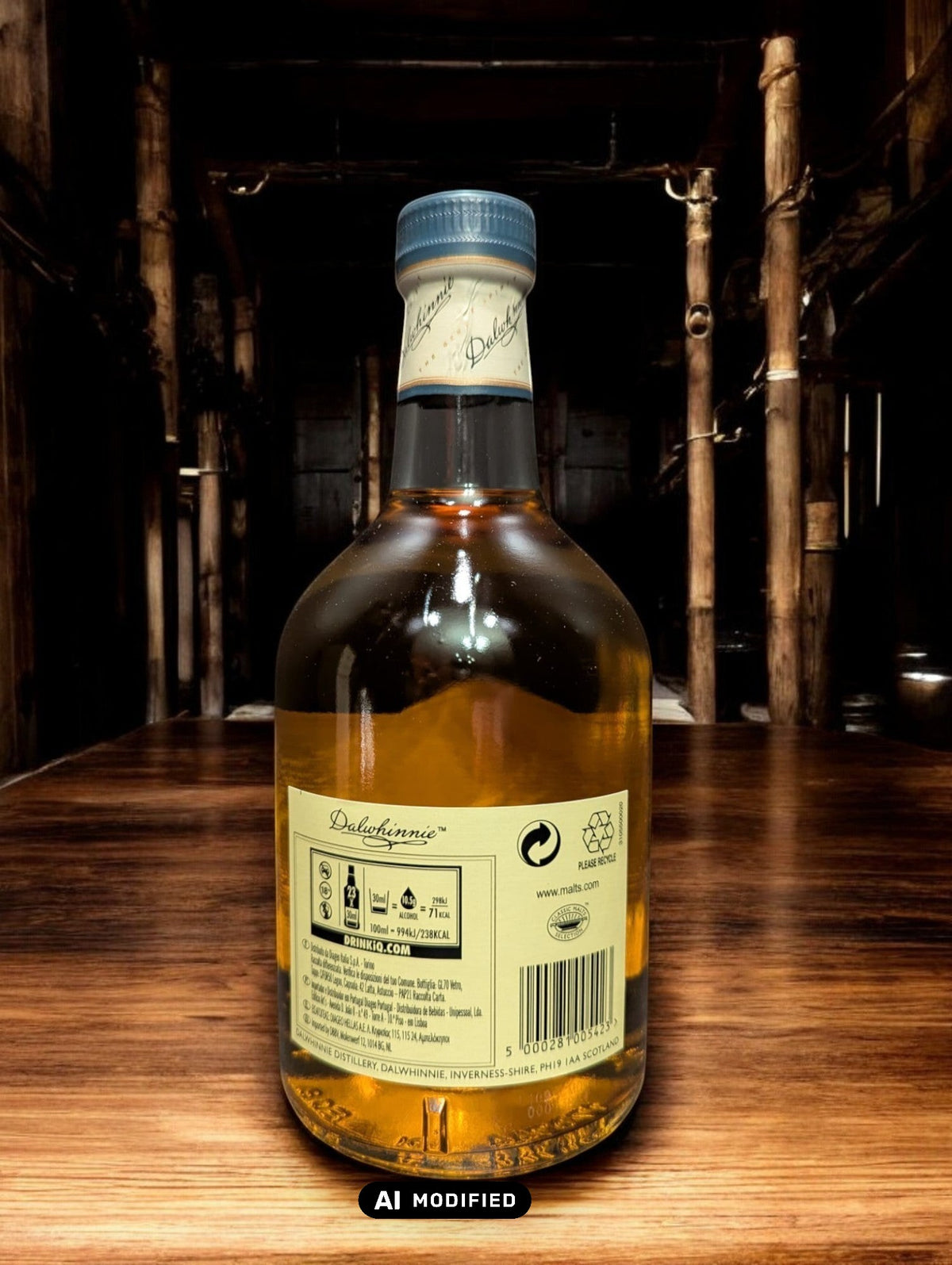 Eine Flasche Dalwhinnie 15 Jahre Single Malt Scotch Whisky steht aufrecht vor einem dunkelgrauen Hintergrund. Die elegante, klare Glasflasche zeigt ein cremefarbenes Etikett mit goldenen Akzenten und schwarzer Schrift. Der goldene Whisky schimmert im Licht und wird von einem markanten, kugelförmigen Flaschenhals mit einem schwarzen Verschluss gekrönt. Die gesamte Szene wirkt edel und zeitlos, was die hohe Qualität des Whiskys unterstreicht.