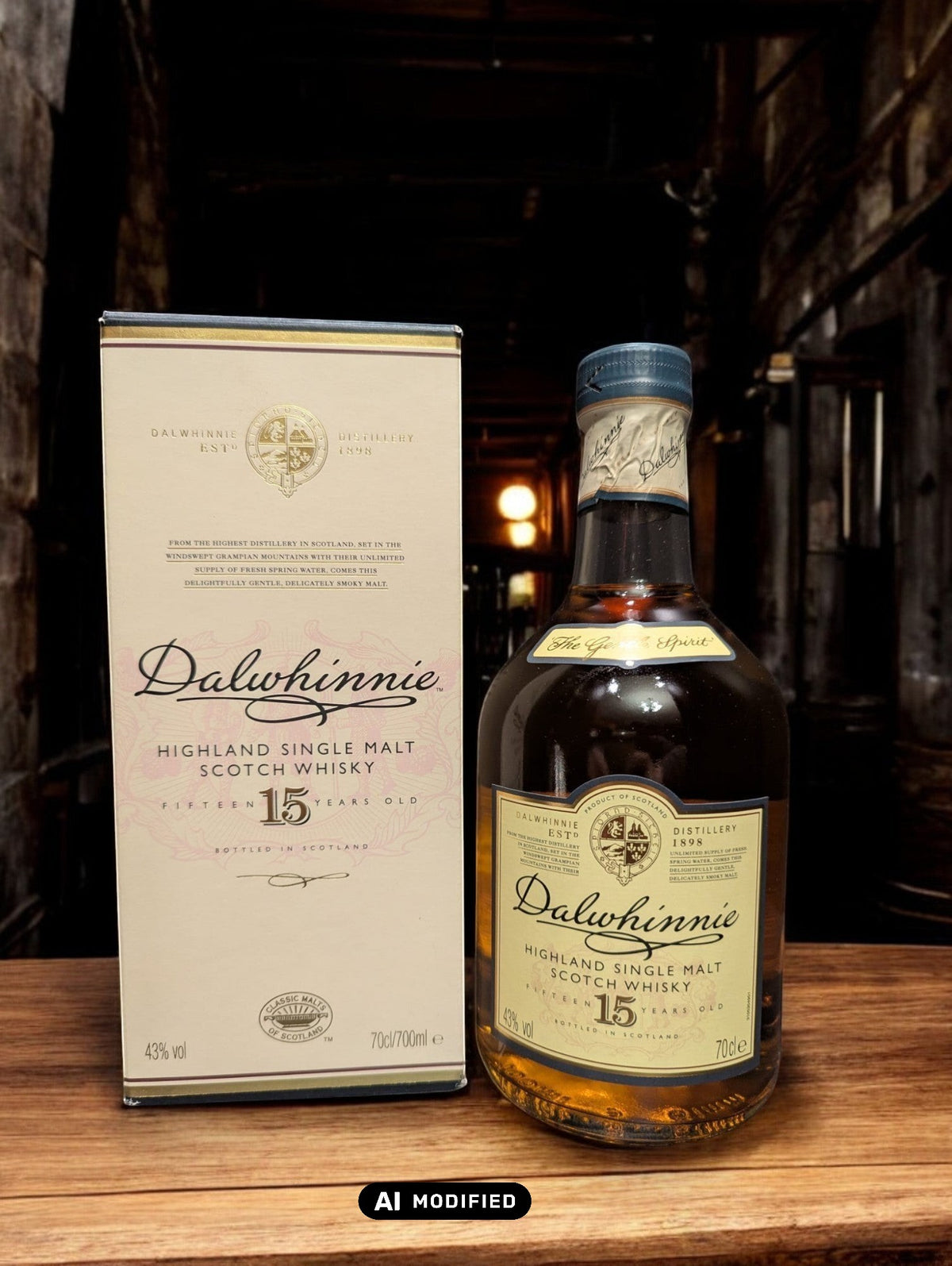 Eine Flasche Dalwhinnie 15 Jahre Single Malt Scotch Whisky steht aufrecht vor einem dunkelgrauen Hintergrund. Die elegante, klare Glasflasche zeigt ein cremefarbenes Etikett mit goldenen Akzenten und schwarzer Schrift. Der goldene Whisky schimmert im Licht und wird von einem markanten, kugelförmigen Flaschenhals mit einem schwarzen Verschluss gekrönt. Die gesamte Szene wirkt edel und zeitlos, was die hohe Qualität des Whiskys unterstreicht.