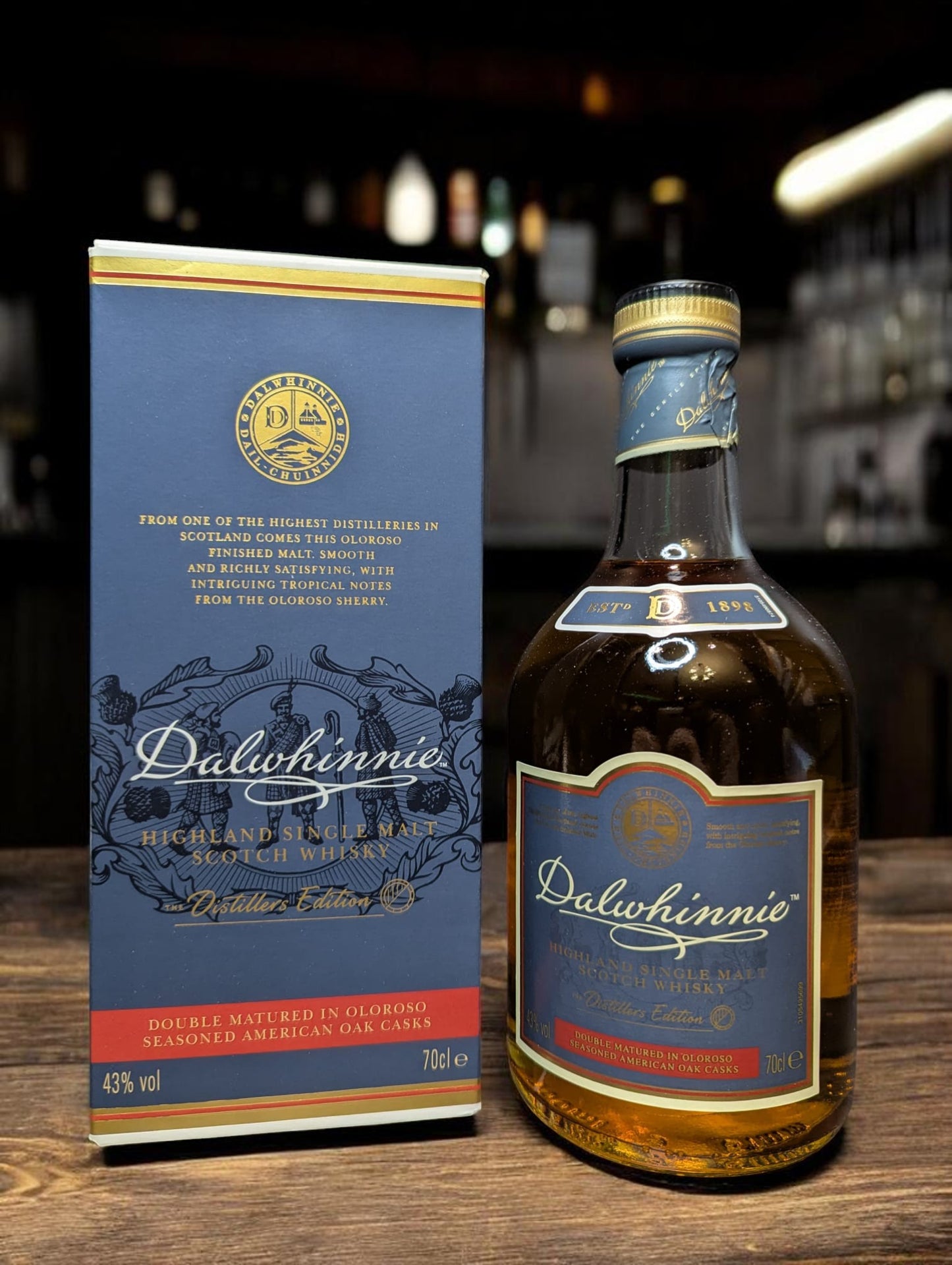 Flasche Dalwhinnie Distillers Edition 2022 Whisky auf einer Bar mit Verpackung