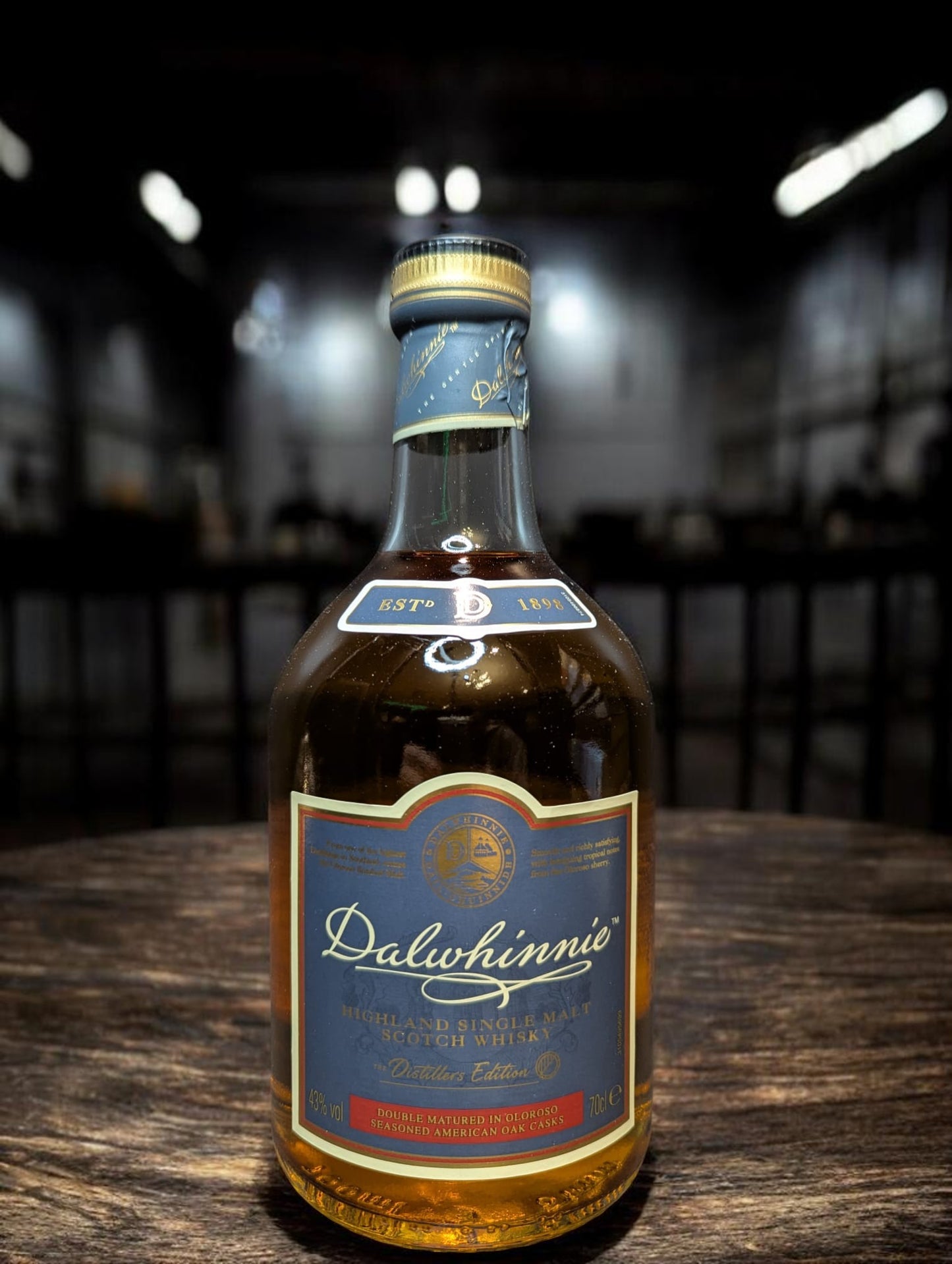 Flasche Dalwhinnie Distillers Edition 2022 Whisky auf einer Bar