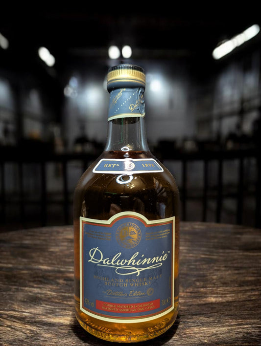 Flasche Dalwhinnie Distillers Edition 2022 Whisky auf einer Bar