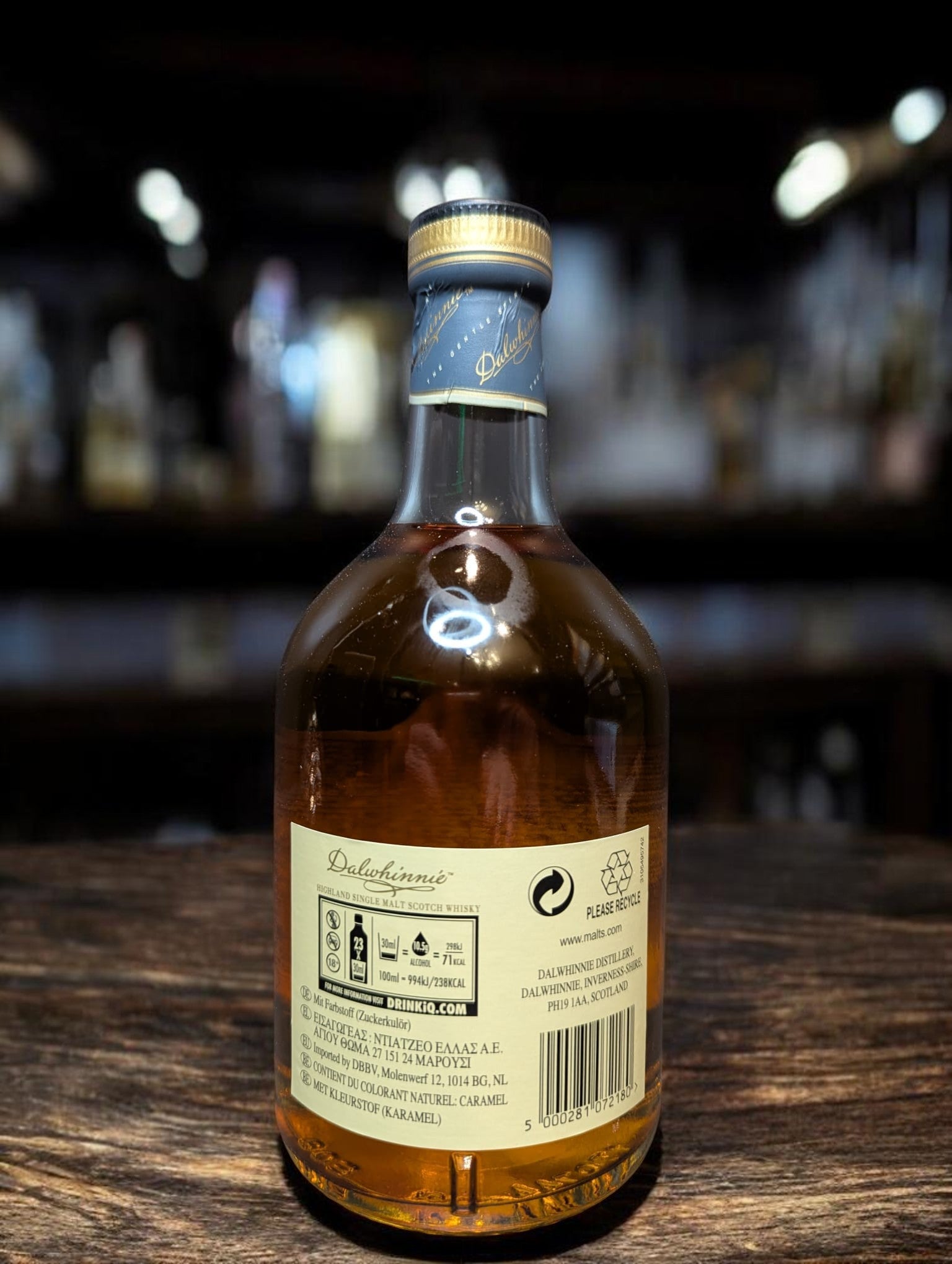 Flasche Dalwhinnie Distillers Edition 2022 Whisky auf einer Bar