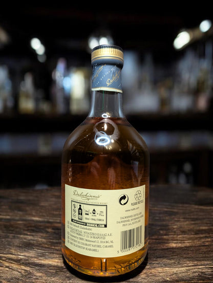 Flasche Dalwhinnie Distillers Edition 2022 Whisky auf einer Bar