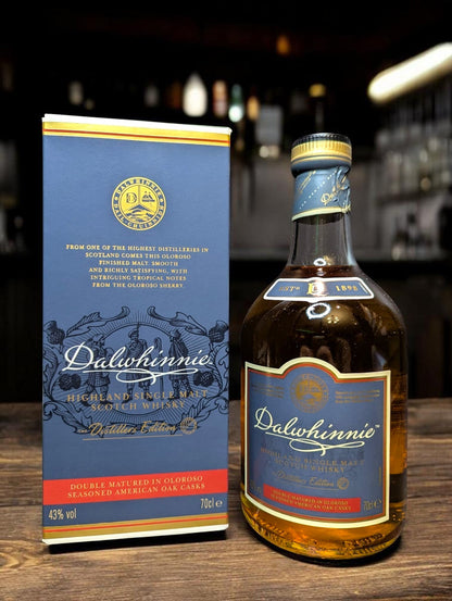 Flasche Dalwhinnie Distillers Edition 2022 Whisky auf einer Bar mit Verpackung