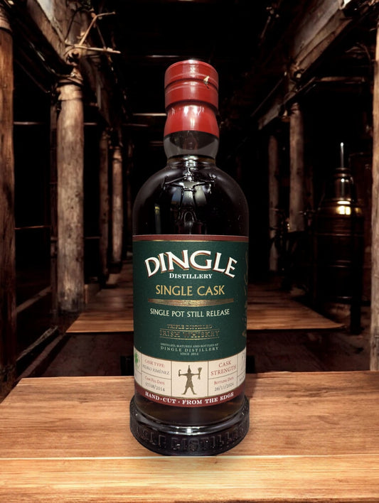 Flasche des Dingle Single Cask - The Village 2025 limitierten irischen Whiskeys, Flasche Nr. 218/293, gereift im PX-Fass.
