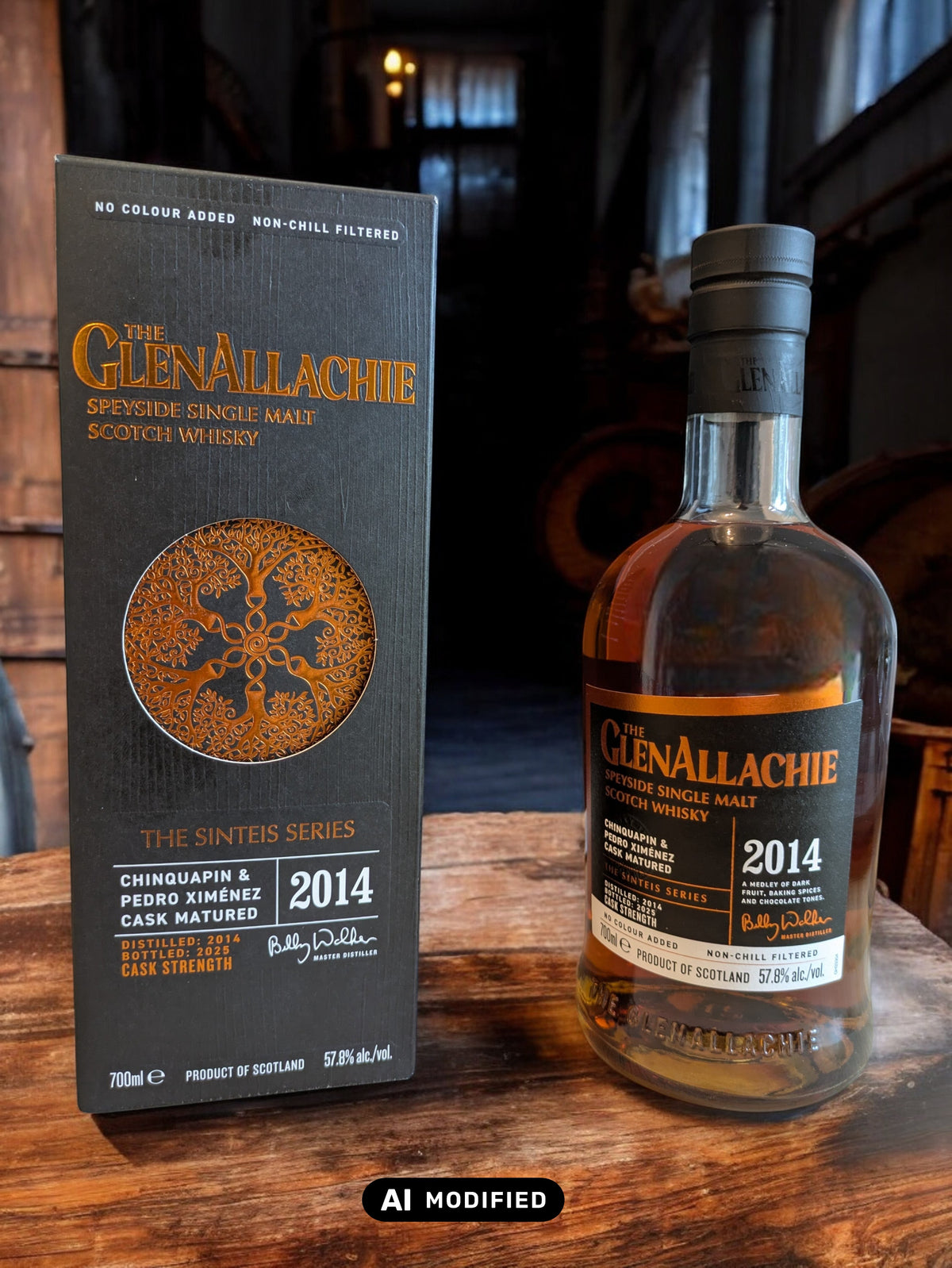 GlenAllachie Sinteis Part I Flasche auf einem niedrigen Holztisch, im Hintergrund eine dunkle Brennerei mit alten Holzfässern und kupfernen Brennblasen.