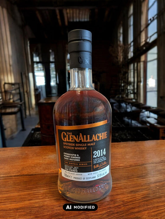 GlenAllachie Sinteis Part I Flasche auf einem niedrigen Holztisch, im Hintergrund eine dunkle Brennerei mit alten Holzfässern und kupfernen Brennblasen.