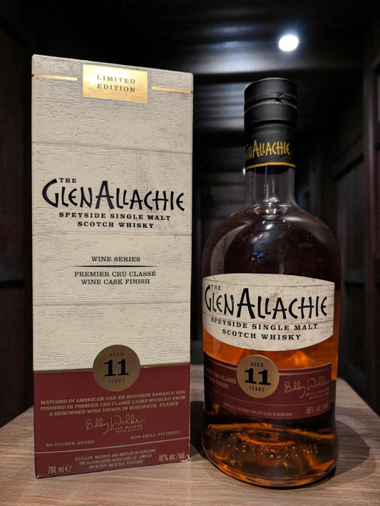 Glenallachie Flasche Whisky vor dunklem Distillen-Hintergrund
