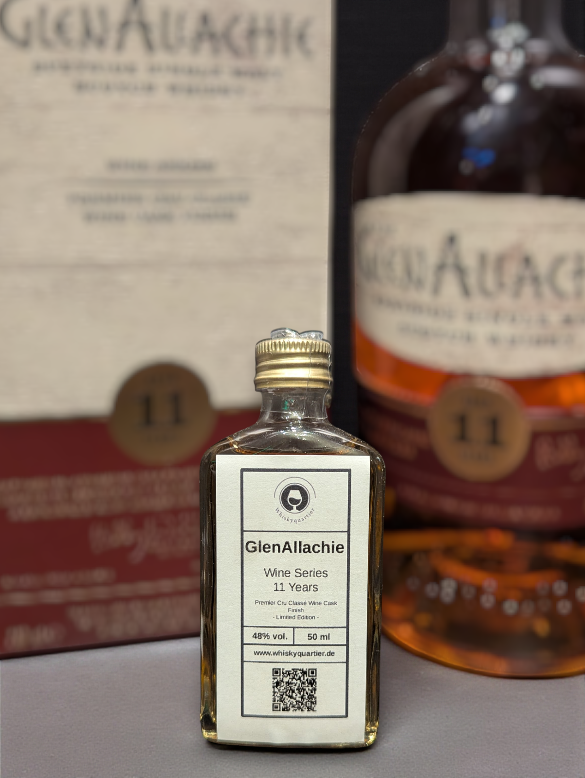 Glenallachie Flasche Whisky vor dunklem Distillen-Hintergrund als 5cl sample