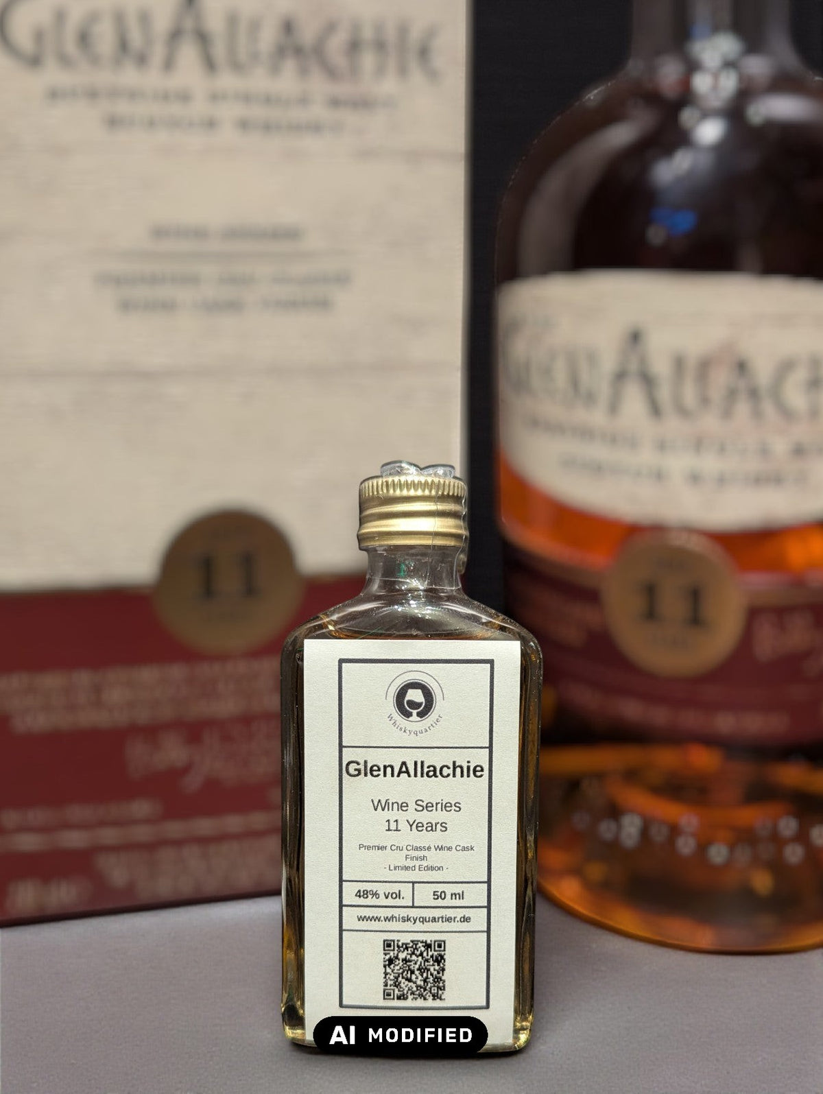 Glenallachie Flasche Whisky vor dunklem Distillen-Hintergrund als 5cl sample