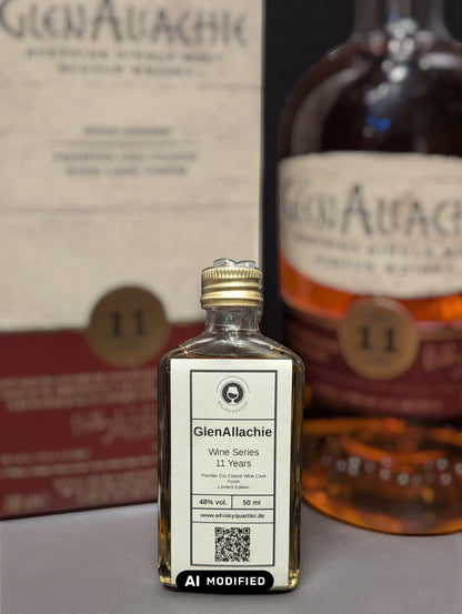 Glenallachie Flasche Whisky vor dunklem Distillen-Hintergrund als 5cl sample