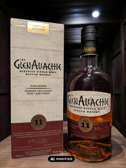 Glenallachie Flasche Whisky vor dunklem Distillen-Hintergrund