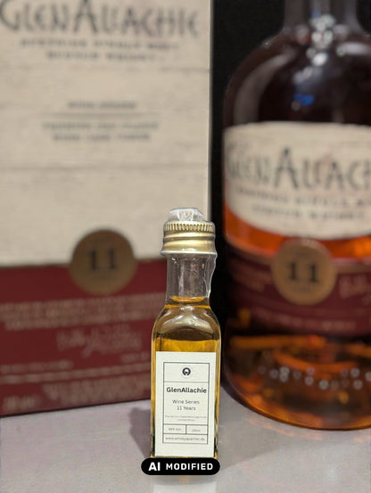 Glenallachie Flasche Whisky vor dunklem Distillen-Hintergrund als 2cl sample