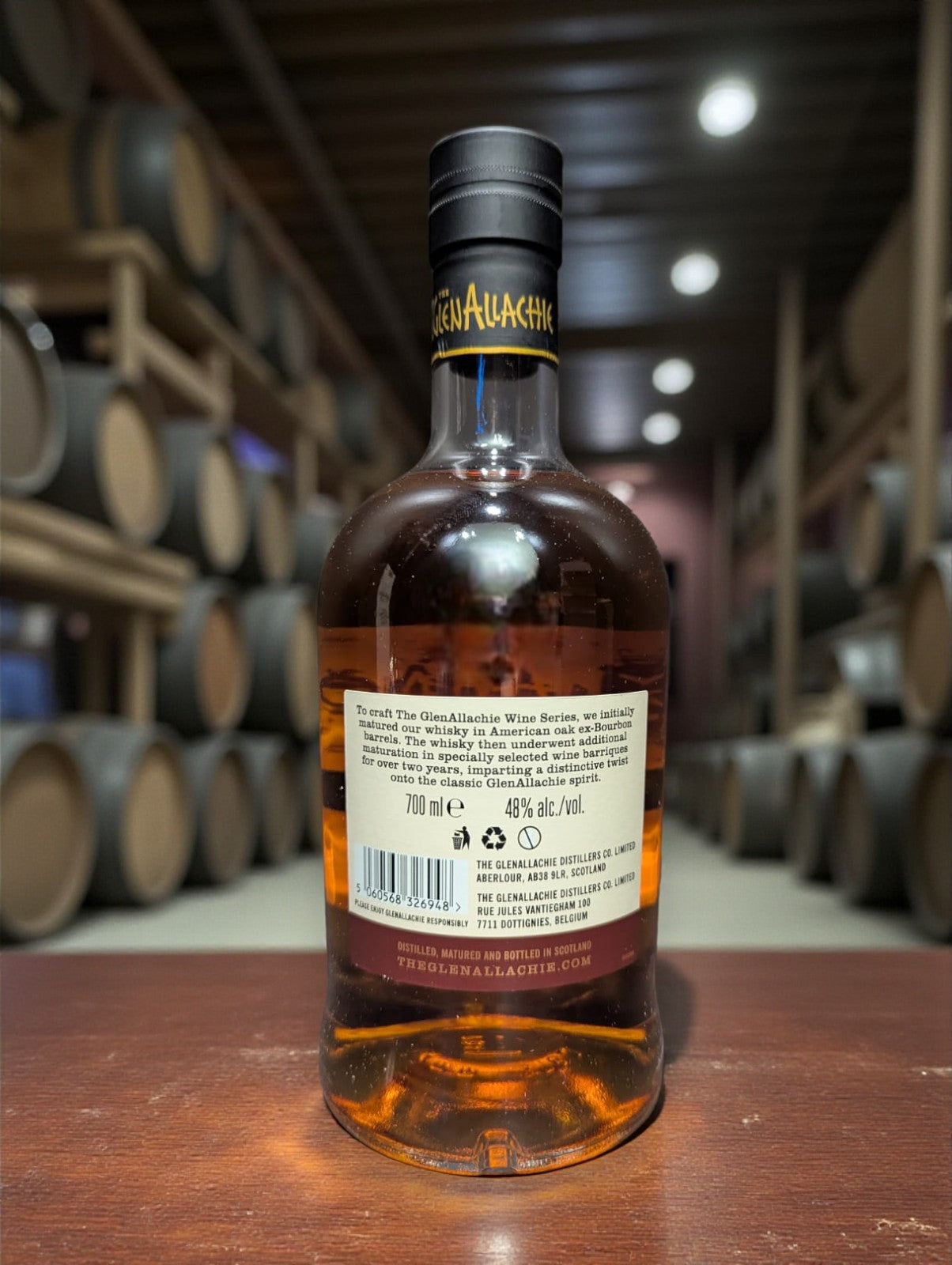 Glenallachie Flasche Whisky vor dunklem Distillen-Hintergrund