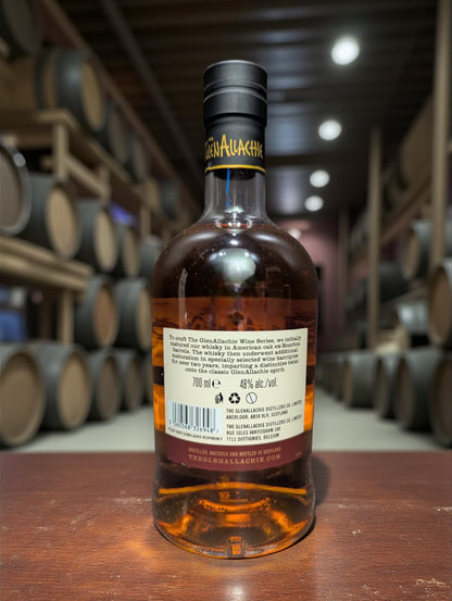 Glenallachie Flasche Whisky vor dunklem Distillen-Hintergrund