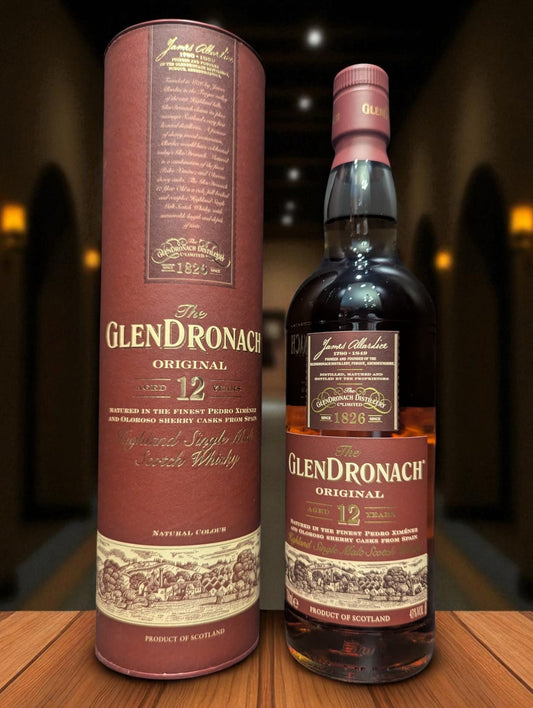 Eine Flasche Glendronach 12 vor Distillenhintergrund
