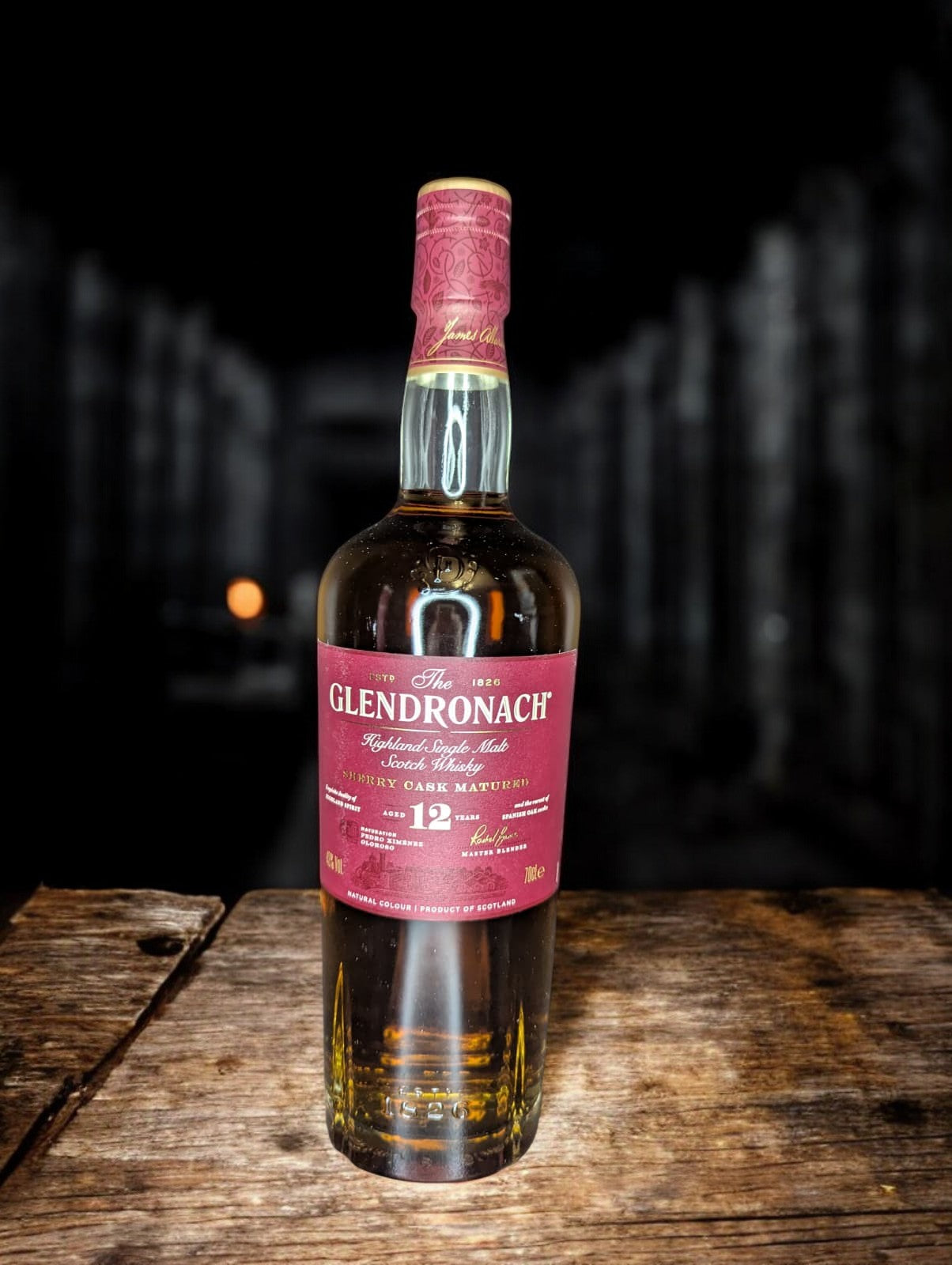 Eine Flasche Glendronach 12 vor Distillenhintergrund