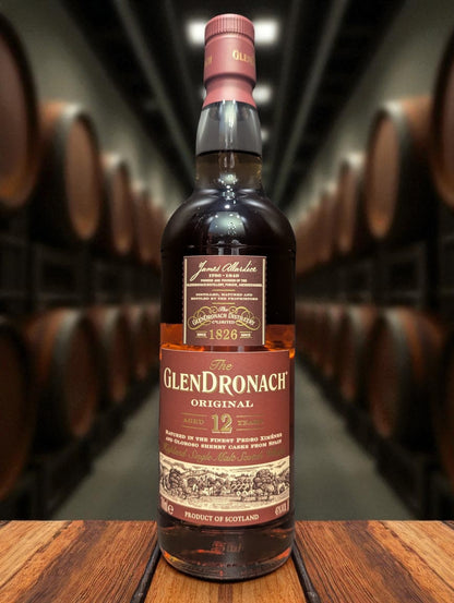 Eine Flasche Glendronach 12 vor Distillenhintergrund
