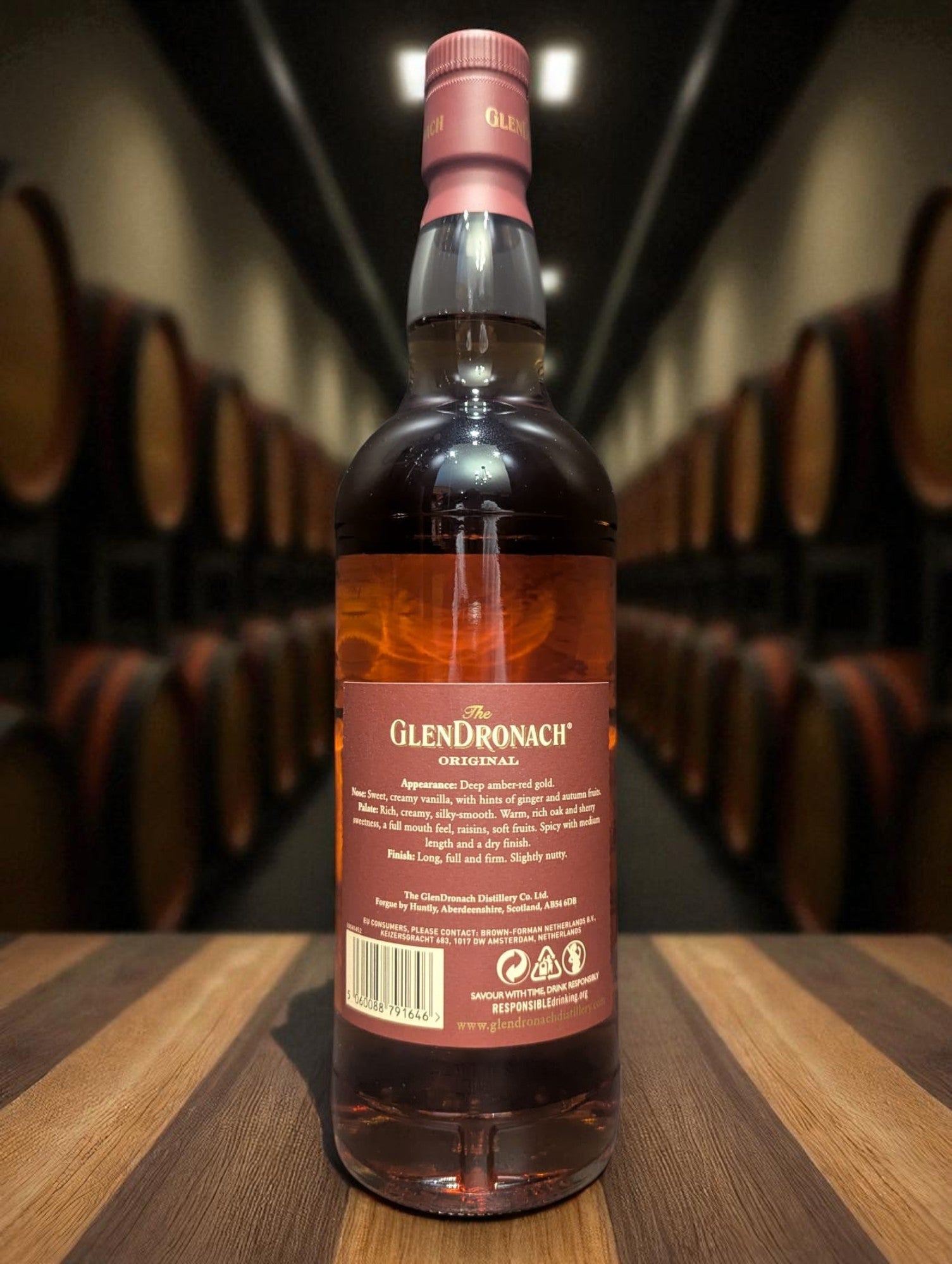 Eine Flasche Glendronach 12 vor Distillenhintergrund