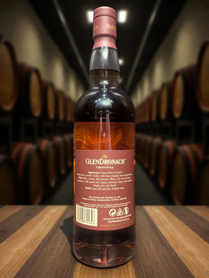 Eine Flasche Glendronach 12 vor Distillenhintergrund