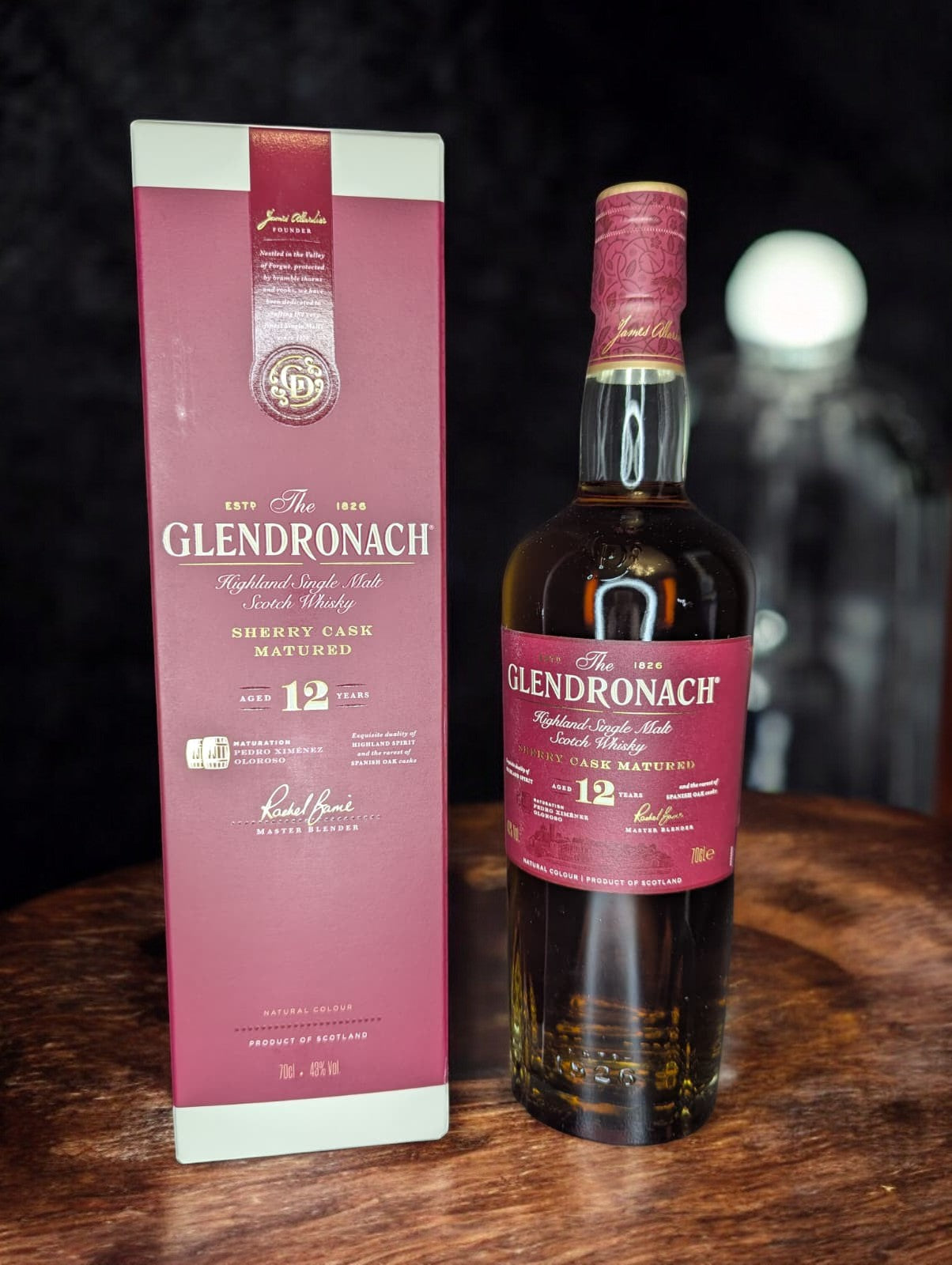Eine Flasche Glendronach 12 vor Distillenhintergrund