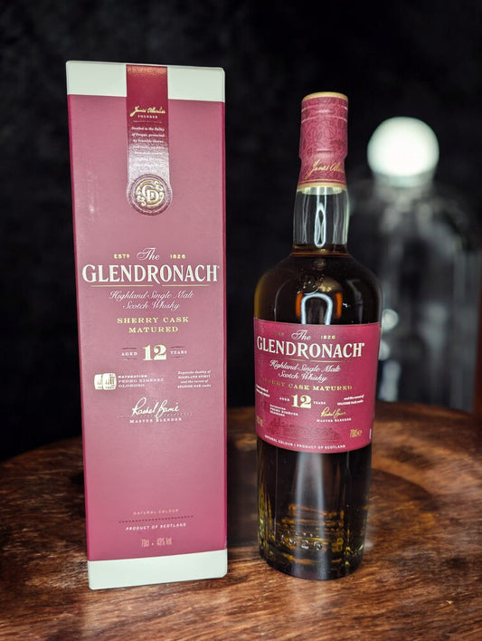 Eine Flasche Glendronach 12 vor Distillenhintergrund