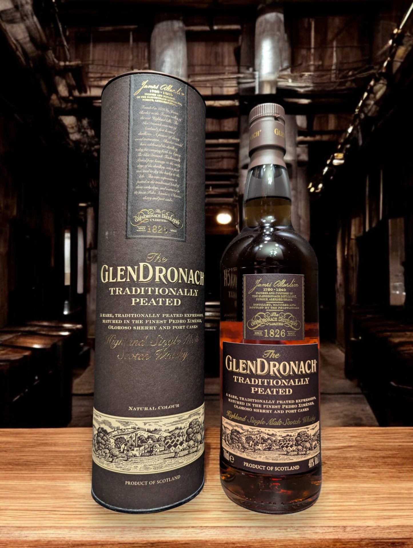 Eine Flasche Glendronach Traditionally Peated Whisky in einer stimmungsvollen Destilleriehalle, umgeben von massiven Holzfässern und alten Steinmauern. Die dunkle, edle Flasche mit goldenen Akzenten steht im Kontrast zur rustikalen Umgebung und vermittelt einen Hauch von traditionellem Handwerk und Whiskygeschichte.