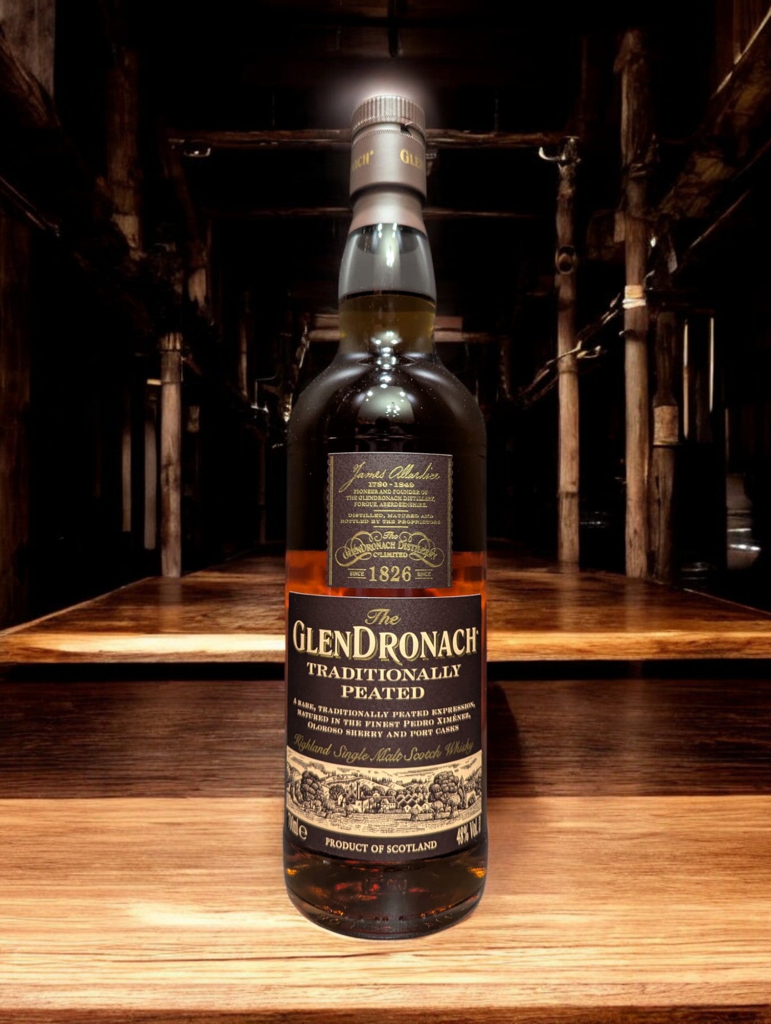 Eine Flasche Glendronach Traditionally Peated Whisky in einer stimmungsvollen Destilleriehalle, umgeben von massiven Holzfässern und alten Steinmauern. Die dunkle, edle Flasche mit goldenen Akzenten steht im Kontrast zur rustikalen Umgebung und vermittelt einen Hauch von traditionellem Handwerk und Whiskygeschichte.