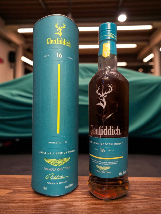 Flasche und Verpackung Glenfiddich 16 in einer Garage vor abgedecktem Aston Martin