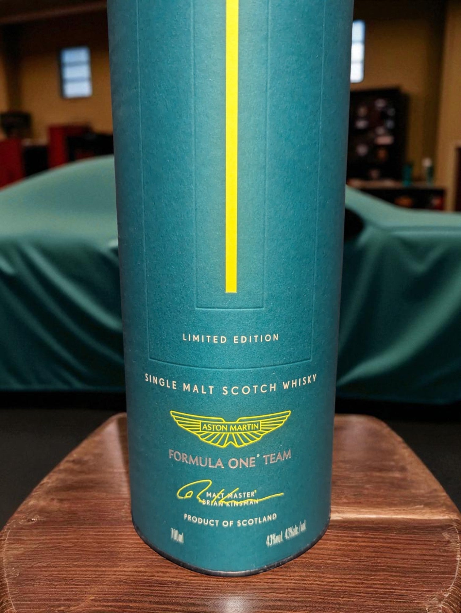 Flasche und Verpackung Glenfiddich 16 in einer Garage vor abgedecktem Aston Martin