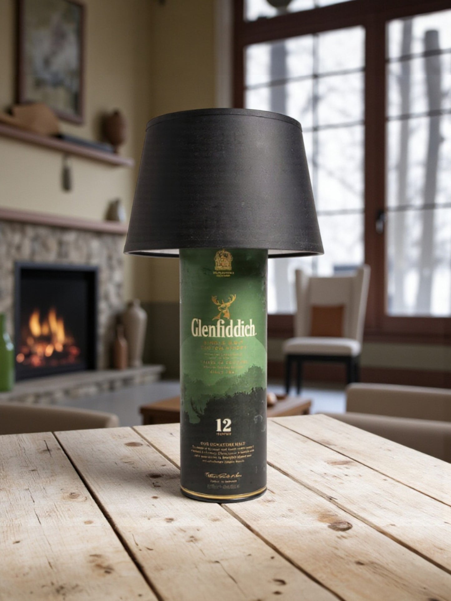 Stehlampe einer Glenfiddich 12 Tube auf einem Tisch