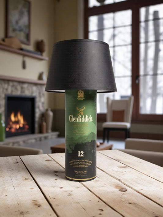 Stehlampe einer Glenfiddich 12 Tube auf einem Tisch