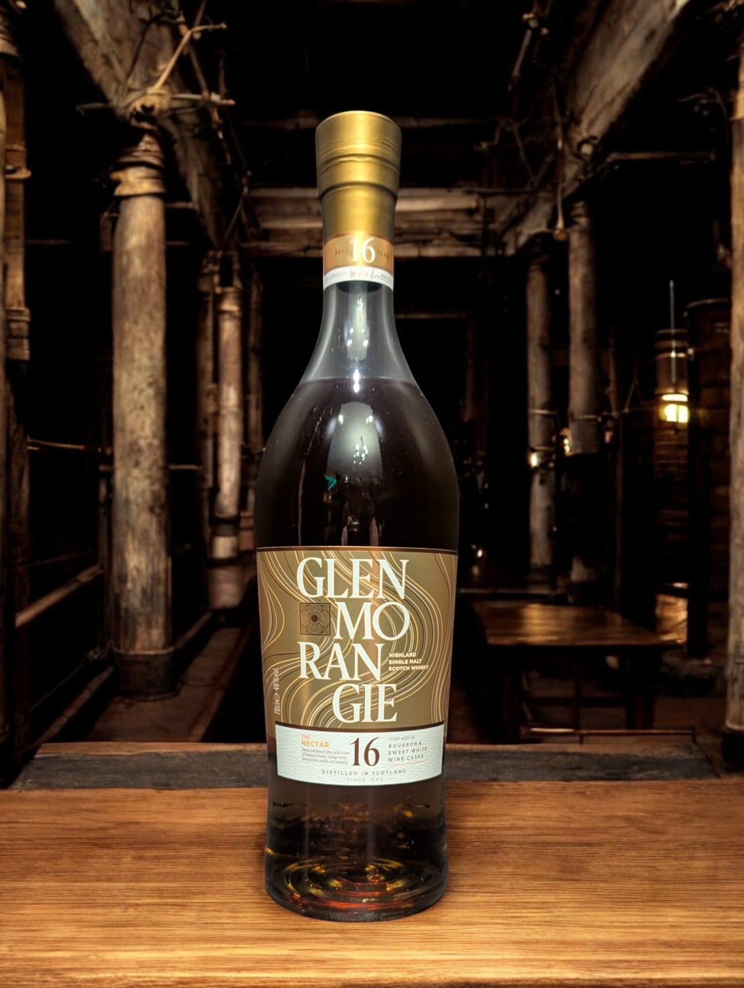 Bild eines Glenmorangie 16 Years - The Nectar Whiskyflasche vor einem dunklen Hintergrund, betont die edle Ausstrahlung und die Tiefen der reichen Bernsteinfarbe.