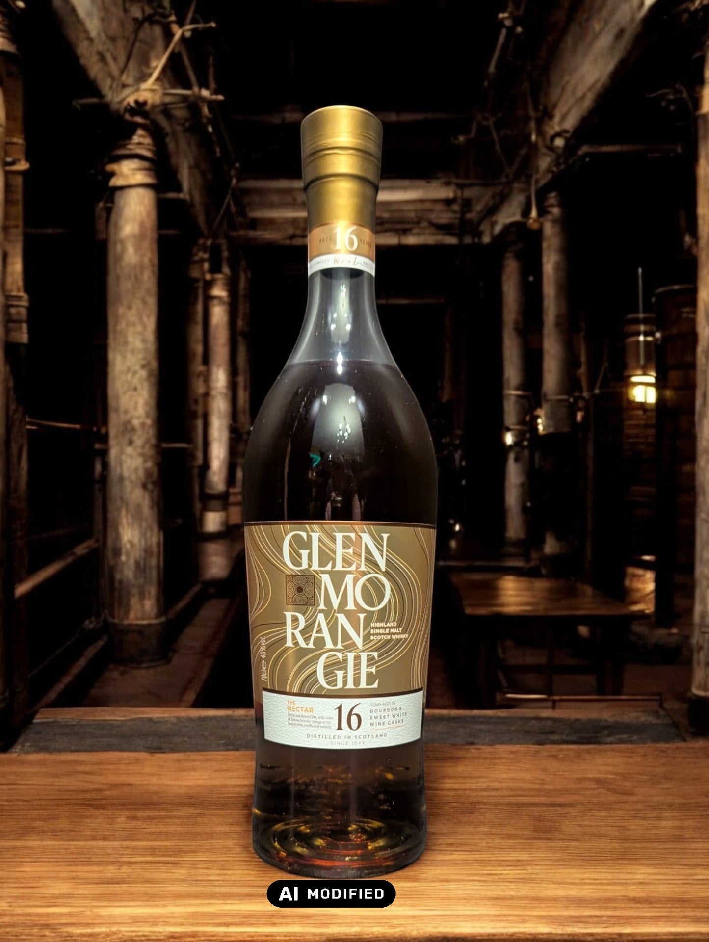 Bild eines Glenmorangie 16 Years - The Nectar Whiskyflasche vor einem dunklen Hintergrund, betont die edle Ausstrahlung und die Tiefen der reichen Bernsteinfarbe.