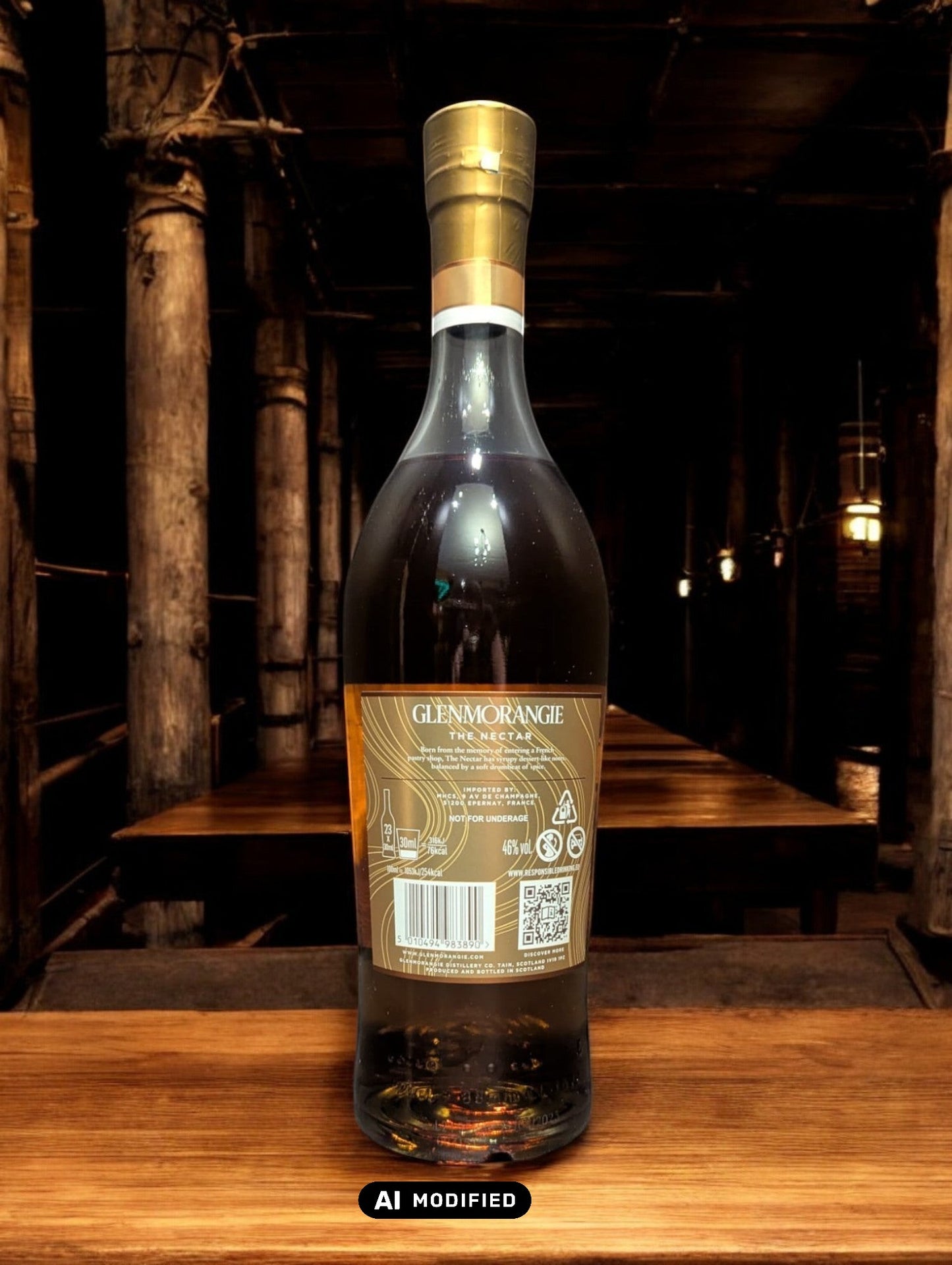 Bild eines Glenmorangie 16 Years - The Nectar Whiskyflasche vor einem dunklen Hintergrund, betont die edle Ausstrahlung und die Tiefen der reichen Bernsteinfarbe.