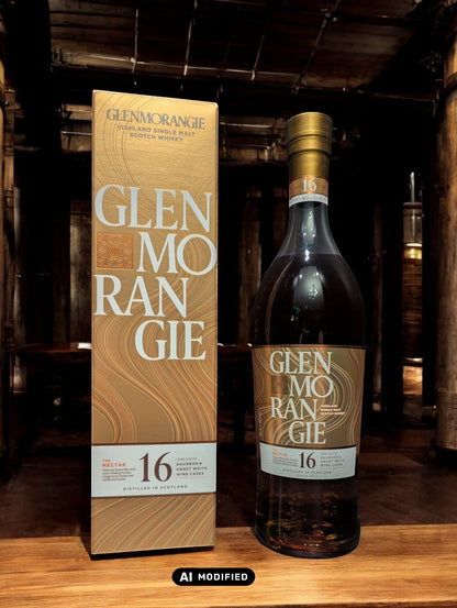 Bild eines Glenmorangie 16 Years - The Nectar Whiskyflasche vor einem dunklen Hintergrund, betont die edle Ausstrahlung und die Tiefen der reichen Bernsteinfarbe.