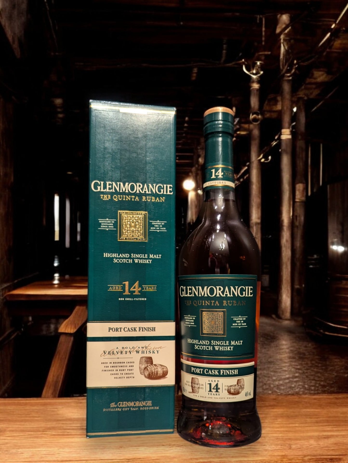 Flasche Glenmorangie The Quinta Ruban 12 Jahre, ein schottischer Single Malt Whisky, gereift in Bourbon- und Portweinfässern, präsentiert auf einem neutralen Hintergrund. Ideal für Liebhaber von reichhaltigen Aromen wie dunkler Schokolade, Minze und Walnüssen, ein Highlight unter Whiskykennern.